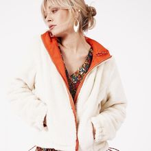 Prêtes à affronter le froid avec notre parka réversible Daniela ? Pas besoin de choisir entre être stylées et être protégées du froid. Avec sa capuche et sa matière déperlante d'un coté, soyez sures de rester au sec ! ❄️❣️

#scotlanddreaming #scottishpoésie #AH23 #inspiration