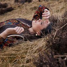 Hoki est LA pièce forte de cette saison, à porter sur une robe ou même sur une blouse pour un vrai look boho ! On ne peut que l'adorer❄️

⁠#scotlanddreaming #scottishpoésie #AH23 #ruemazarine