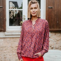 Red is the new Black ❤

La blouse Ruby ou la pièce indispensable à avoir cet automne ! 

Disponible dès maintenant sur notre eshop (lien en bio) 

👩 @carlota.albert
📸 @gabriellemalewski
💄 @anaisfrezet

#ruemazarine #collection #hiver2022 #new
#nouvellecollection #lavieestbelle #birkin #blouse