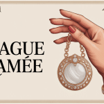 bague camée élégante portée par une main féminine