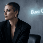 buzz cut femme sur fond studio