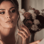 Maquillage yeux marron pour mariage, portrait mariée