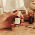 meilleur vernis à ongles biosourcé rouge sur main élégante