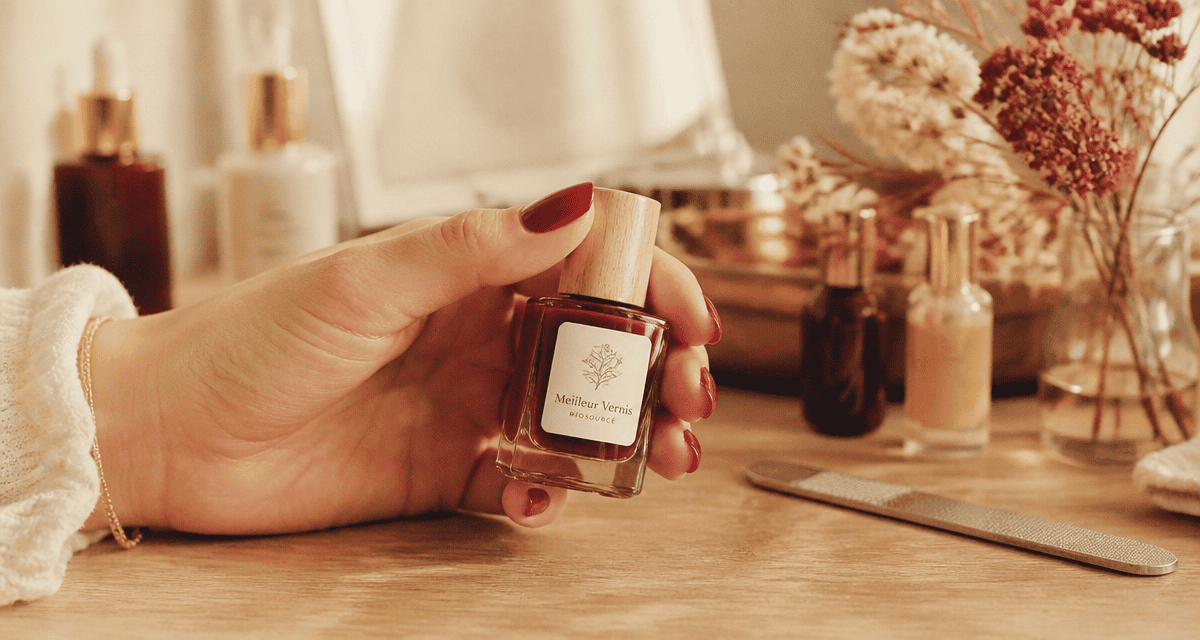 meilleur vernis à ongles biosourcé rouge sur main élégante