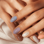 Tendance vernis à ongles 2026 sur mains féminines