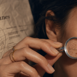Comment enlever les taches brunes sur le visage : loupe dermatologique et solution