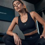 Tenue de sport femme adidas, brassière et legging respirants sur tapis d’entraînement