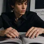 vernis à ongle homme signification sur ongles colorés d'un jeune homme