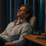 Comment faire une micro sieste : homme repos 20 minutes, réveil numérique 10:00