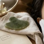 Gua sha avis dermatologue : pierre jade, effet frais, peau lissée