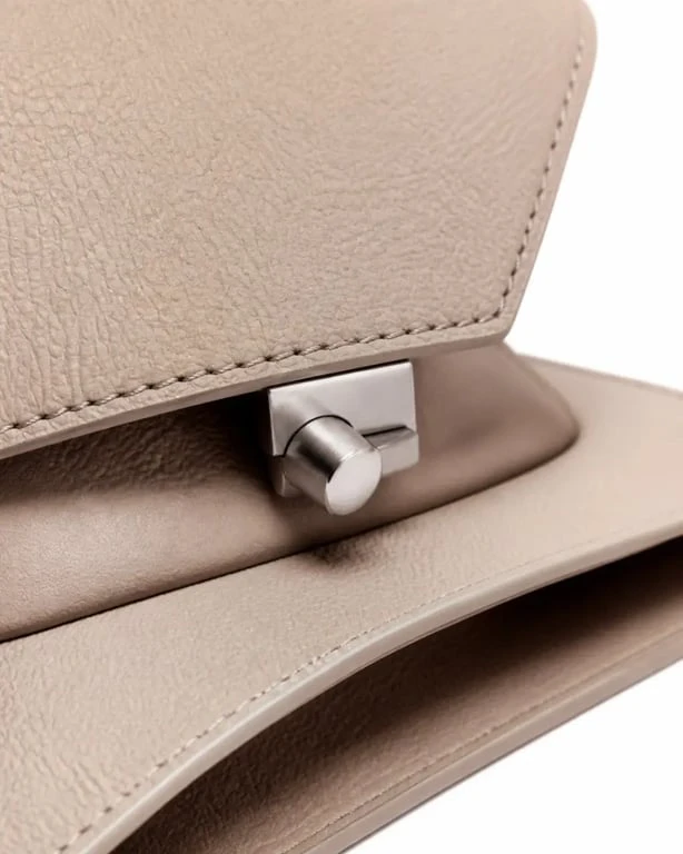 Sac a main marque avec gros plan sur les finitions, le cuir et les coutures