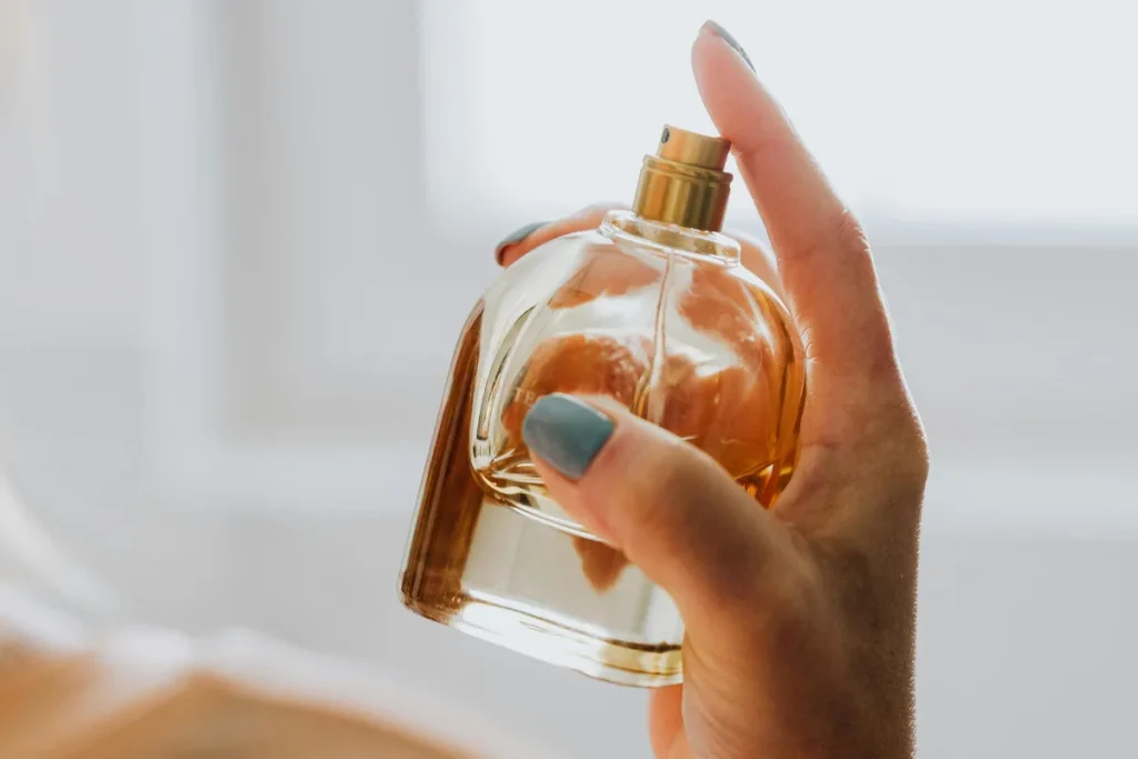 Aimer un parfum à la première vaporisation, puis moins deux heures après : ce qui se passe vraiment